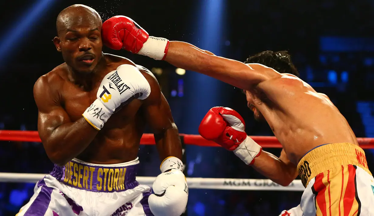 Petinju Manny Pacquiao saat bertanding melawan Timothy Bradley di MGM Grand Garden Arena, Las Vegas, AS, (9/4). Pacquiao juga sukses merasakan kemenangan kedua dari tiga jilid pertarungannya melawan Bradley. (Mark J. Rebilas-USA TODAY Sports)