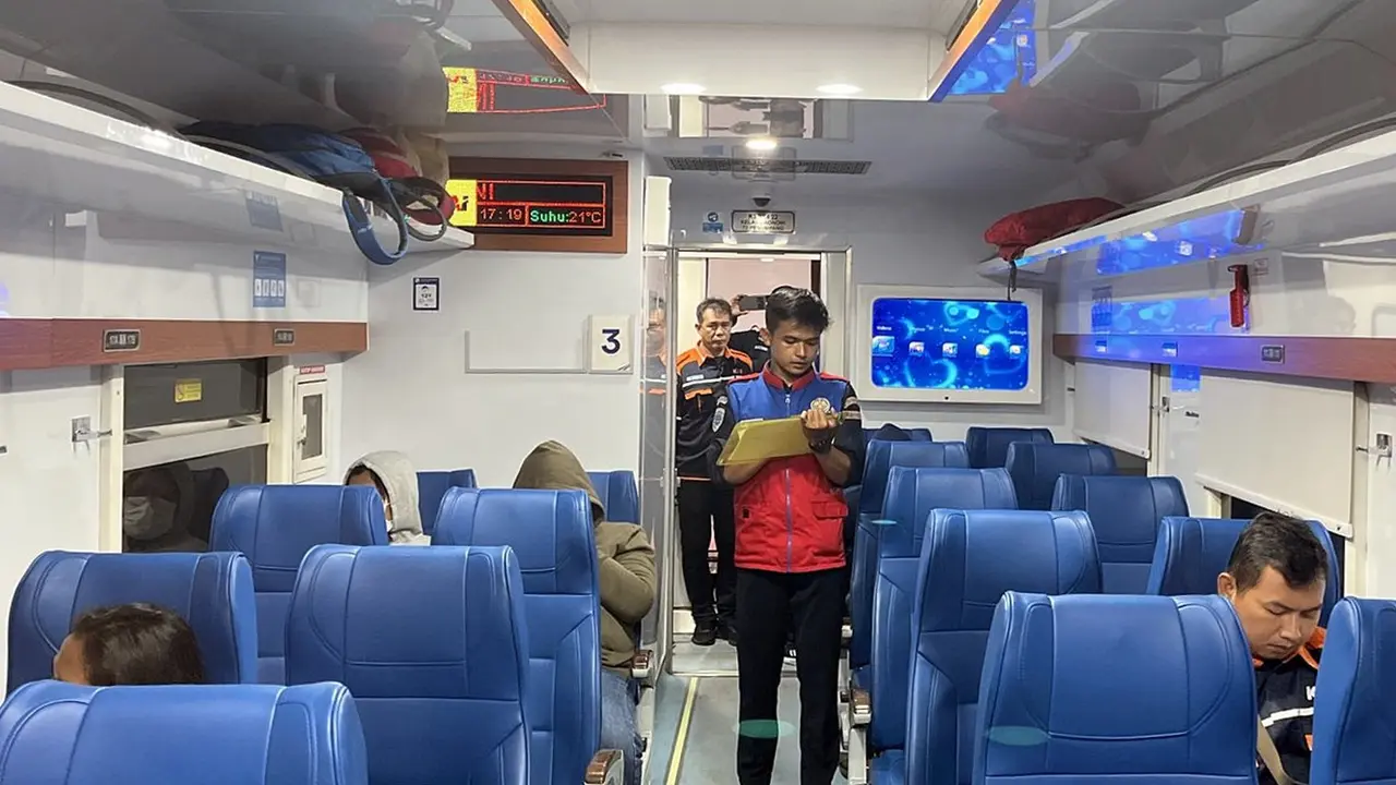 Tim dari Dirjen Perkeretaapian melakukan pengecekan di rangkaian KA Blambangan Ekspres keberangkatan dari stasiun ketapang (Istimewa)
