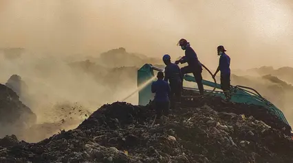 Petugas Berpacu Padamkan Api di TPA Jatiwaringin