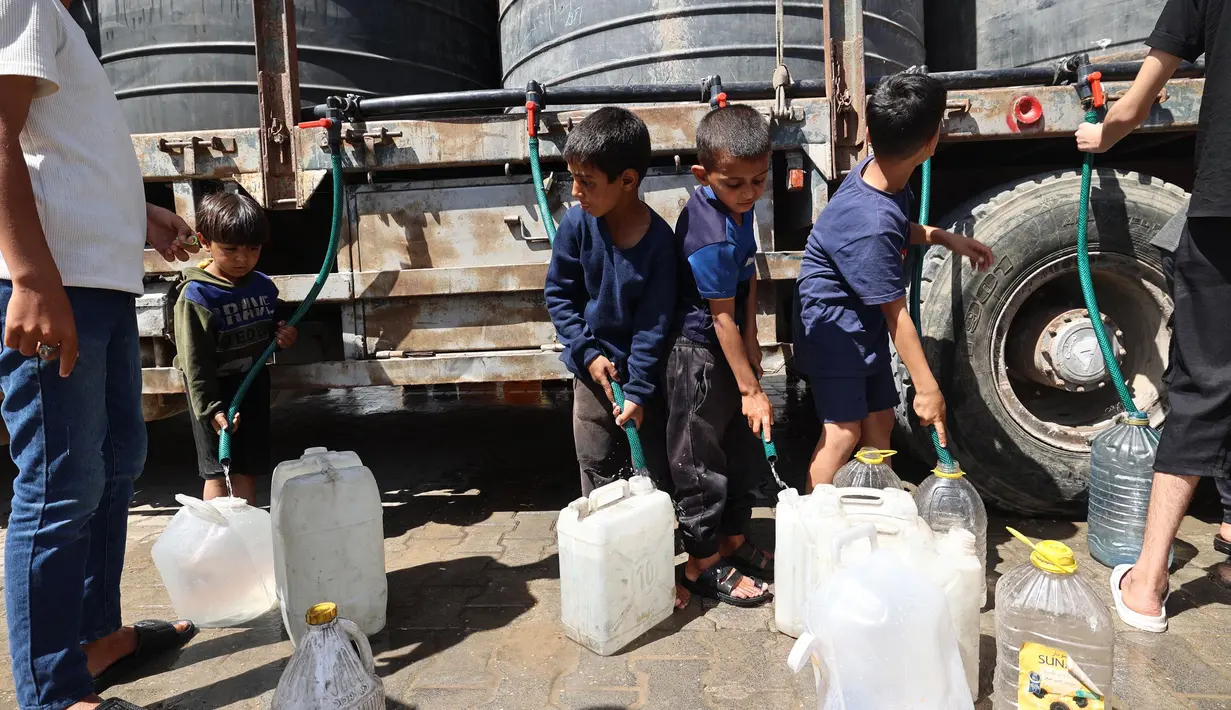 Anak-anak Palestina mengisi wadah mereka dengan air di kamp Nuseirat untuk para pengungsi di Jalur Gaza tengah pada 24 Mei 2025. (Eyad BABA/AFP)