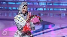 Siti Ashari asal Padang keluar sebagai pemenang Puteri Muslimah Indonesia 2016 dalam malam puncak yang diadakan di Studio 6, Jakarta, Rabu (11/5). Atas kemenangannya, Siti Ashari mendapat hadiah uang tunai sebesar Rp50 juta. (Liputan6.com/Herman Zakharia)
