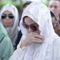 Sebelum meninggal, Terry mendapat kesempatan untuk merawat ibundanya yang mengidap penjakit jantung. Komunikasi pun sering dilakukan antara Terry dan ibunya. Jelang ajal menjemput pun Terry masih berkomunikasi. (Adrian Putra/Bintang.com)