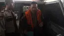 Bupati Tapanuli Tengah, Sumut, Raja Bonaran Situmeang berbatik coklat dan rompi tahanan oranye saat diperiksa penyidik KPK di Gedung KPK, Jakarta, Jumat (24/10/2014) (Liputan6.com/Johan Tallo)