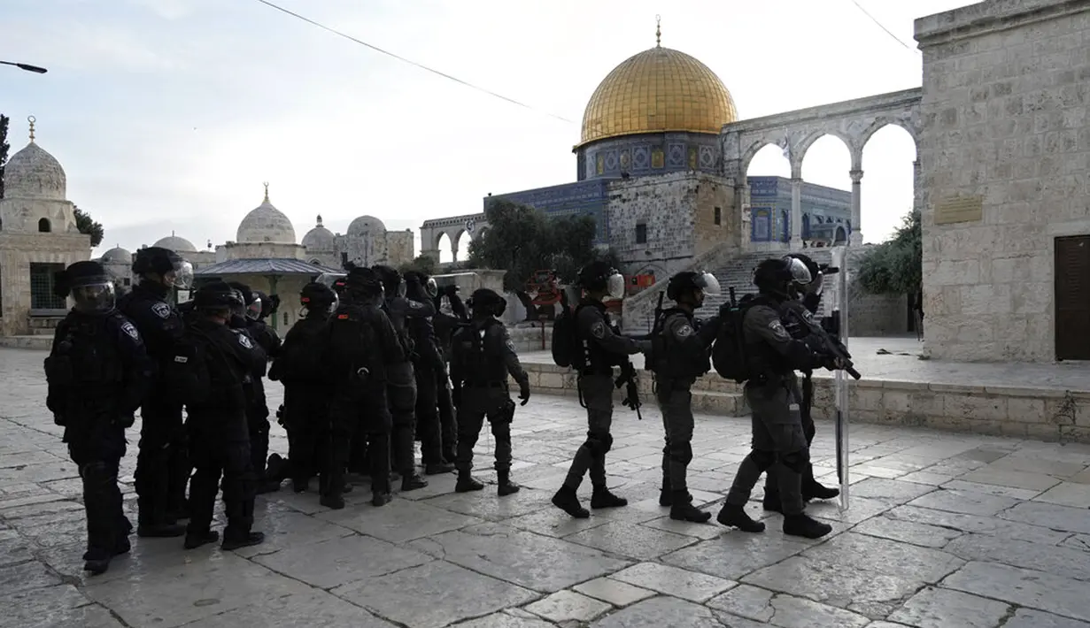 <p>Polisi Israel dikerahkan saat bentrok dengan pengunjuk rasa Palestina di Kompleks Masjid Al Aqsa, Yerusalem, Jumat (22/4/2022). Polisi Israel dan pemuda Palestina kembali bentrok di Kompleks Masjid Al Aqsa. (AP Photo/Mahmoud Illean)</p>