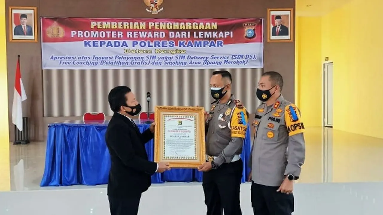 Direktur Lemkapi Dr Edi Hasibuan menyerahkan penghargaan kepada Polres Kampar karena terobosan pelayanan saat pandemi Covid-19 di Riau.