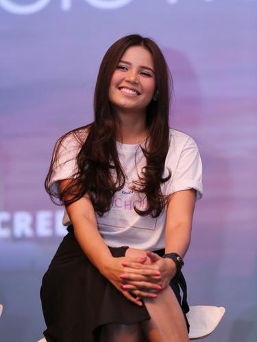 Kekaguman Yunita Siregar Pada Pantai Mandalika News Entertainment Fimela Com