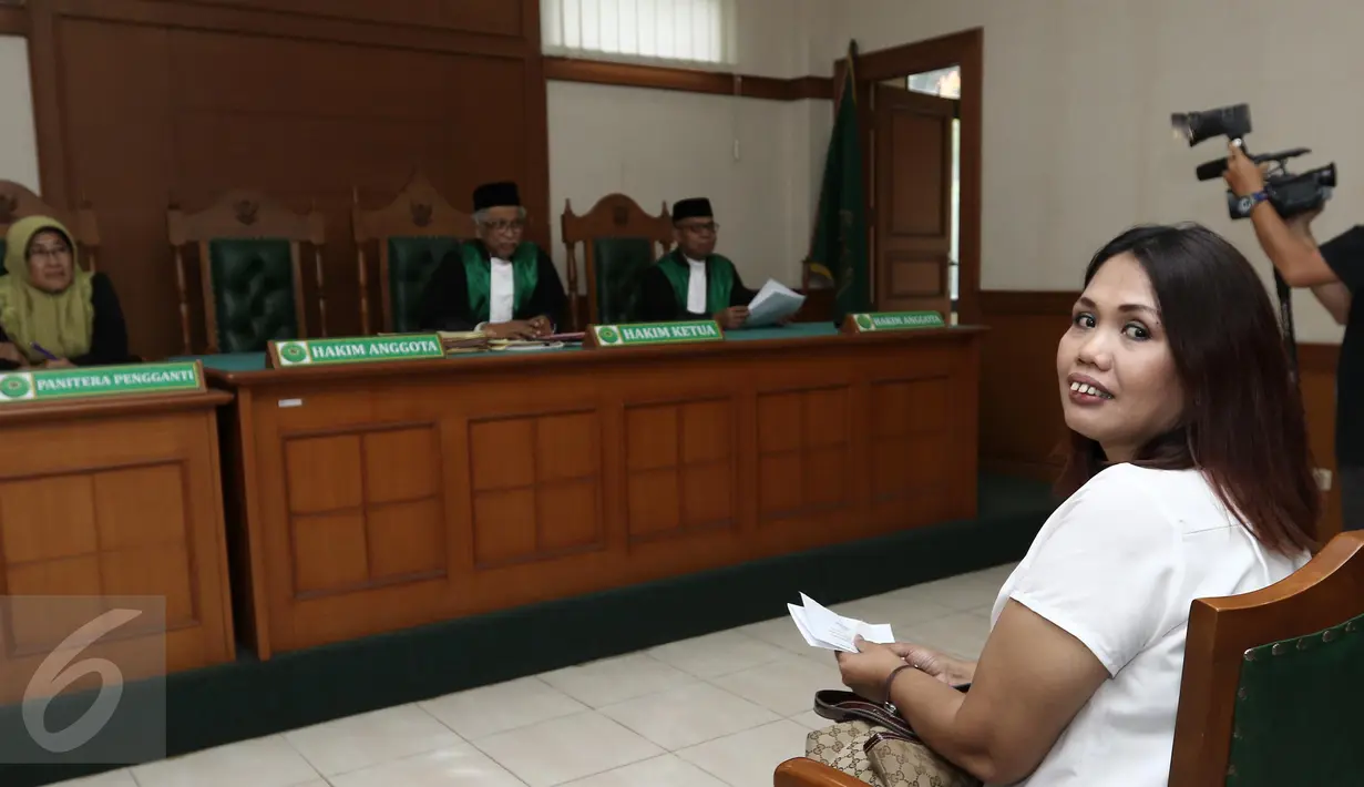 Pemain Sinetron Elly Sugigi saat didalam ruang sidang di Pengadilan Agama Jakarta Selatan, Rabu (26/4). Elly Sugigi menjalankan sidang cerai perdana tanpa di hadiri suaminya Ferry Anggara. (Liputan6.com/Herman Zakharia)