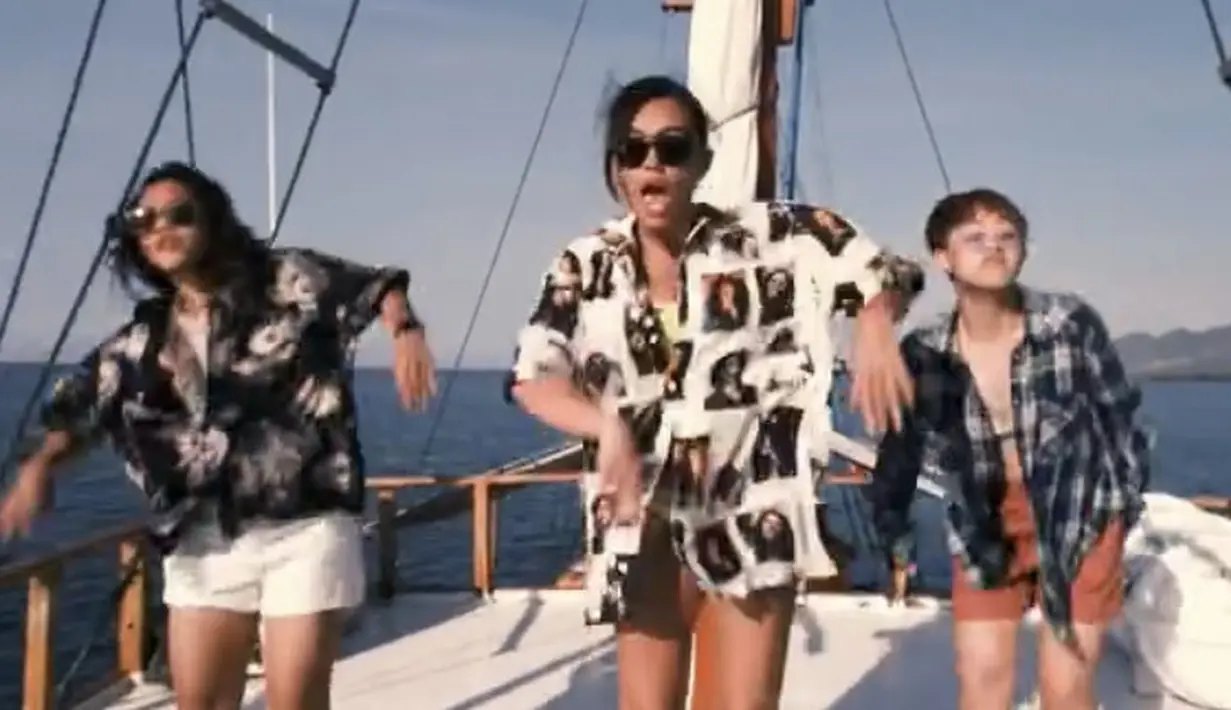 Kemeja dengan desain gambar wajah Bob Marley yang dikenakan Agnez Mo seharga Rp599 ribuan. 