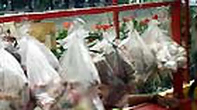 Sejumlah warga merasakan dampak penutupan Pasar Keputran, Surabaya, Jawa Timur. Harga sayur mayur dan kebutuhan pokok lain melonjak naik. 