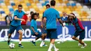 Pemain Real Madrid, Cristiano Ronaldo menggiring bola selama latihan jelang final Liga Champions di NSC Olimpiyskiy Stadium, Kiev, Jumat (25/5). Final Liga Champions akan mempertemukan Real Madrid melawan wakil Inggris, Liverpool. (AP/Matthias Schrader)