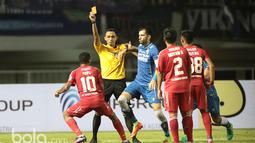 Pemain Persib Bandung, Vladimir Vujovic berusaha menendang pemain Semen Padang, Vendry Mofu pada perebutan tempat ketiga Piala Presiden 2017 di Stadion Pakansari, Bogor, Sabtu (11/3/2017). (Bola.com/Nicklas Hanoatubun)