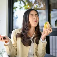 ilustrasi perempuan makan/BongkarnGraphic/Shutterstock