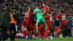 Pemain Liverpool berselebrasi seusai menjamu Arsenal pada akhir laga babak 16 Besar Carabao Cup di Anfield Stadium, Rabu (30/10/2019). Berimbang 5-5 di waktu normal, Liverpool menang 5-4 dalam adu penalti dan maju ke perempatfinal . (AP/Jon Super)