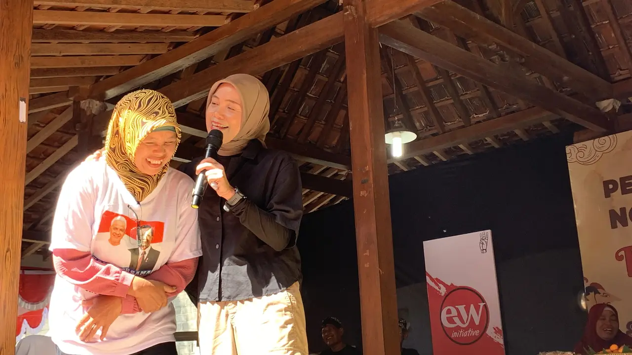 Istri Calon Presiden (Capres) Ganjar Pranowo, Siti Atikoh saat menghadiri pertemuan dengan Komunitas Wanita Tani (KWT) dan Pameran Produk UMKM di Kulon Progo, Yogyakarta, Rabu (6/12/2023).