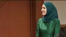 Warna hijau tentu tak luput untuk perayaan Idul Fitri. Kamu bisa pilih baju kurung sepert Anisha Rosnah. Baju kurungnya ini memiliki detail bordir floral dari jahitan benang emas di bagian-bagian ujungnya.  [@tehfirdaus]