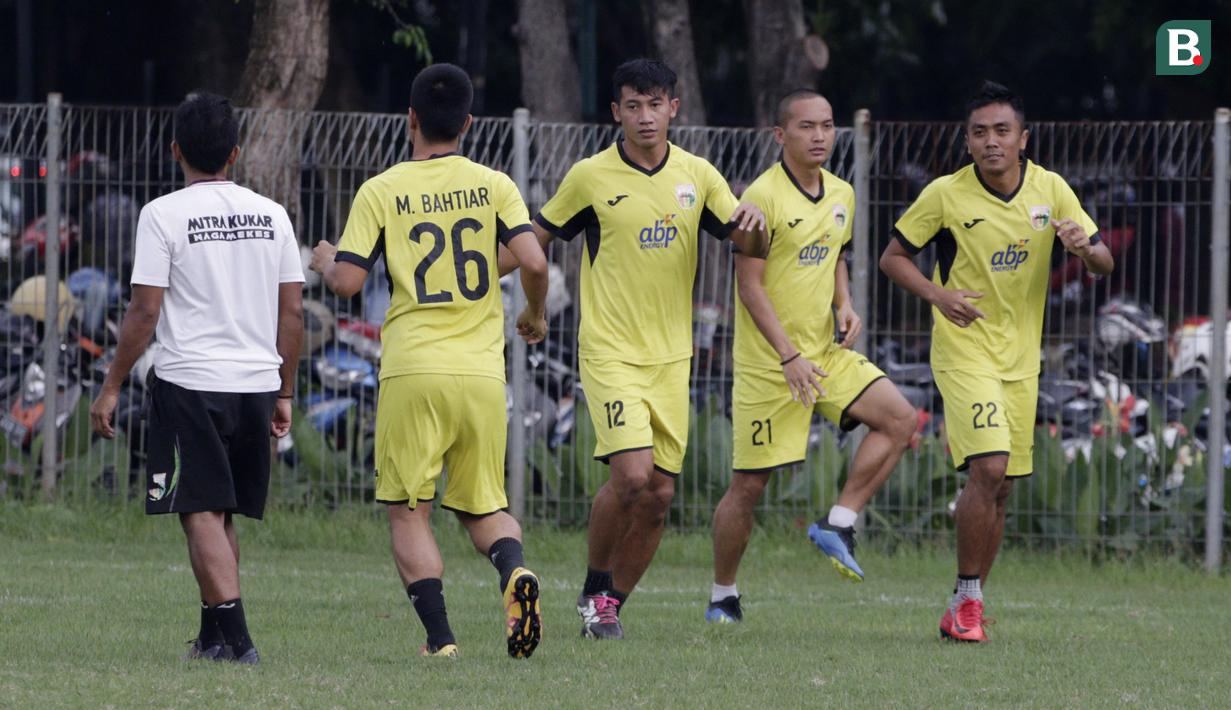 Pemain Mitra Kukar melakukan latihan jelang laga Liga 1 di Lapangan ABC, Senayan, Jakarta, Sabtu (08/12). Mitra Kukar akan berhadapan dengan Persija Jakarta. (Bola.com/M Iqbal Ichsan)
