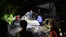 Tim penyelamat mencari korban pada sebuah bangunan yang runtuh usai diguncang gempa, Kota Mamuju, Sulawesi Barat, Indonesia, Jumat (15/1/2021). Gempa tidak berpotensi memicu tsunami. (Firdaus/AFP)