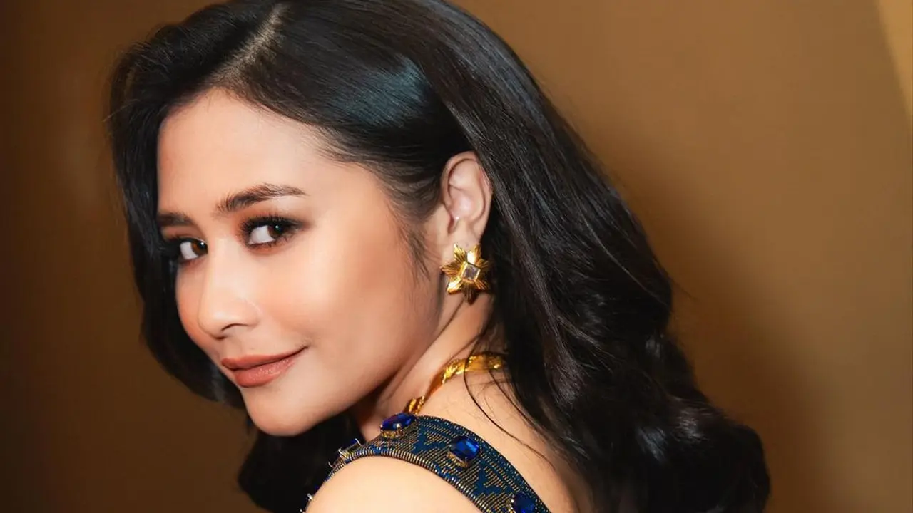 Intip deretan busana tradisional modern para artis.