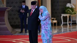 Ratu Malaysia Tunku Azizah Aminah Maimunah Iskandariah (kanan) memeluk saudara laki-lakinya Sultan Ibrahim Iskandar dari Johor setelah pemilihan raja Malaysia di Istana Nasional, Kuala Lumpur pada 27 Oktober 2023. (MOHD RASFAN/POOL/AFP)