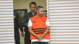 Gubernur Riau Abdul Wahid menggunakan rompi tahanan saat dihadirkan pada rilis penetapan sekaligus penahanan usai menjalani pemeriksaan di Gedung Merah Putih Komisi Pemberantasan Korupsi (KPK), Jakarta, Rabu (5/11/2025). Sebelumnya, Abdul Wahid ditetapkan sebagai tersangka kasus dugaan pemerasan anggaran proyek Dinas PUPR PKPP dengan istilah “jatah preman” yang mencapai miliaran rupiah. (merdeka.com/Arie Basuki)