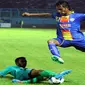 Johan Alfarizi, bek Arema Cronus ketika hindari adangan bek Maziya (ANTARA FOTO/Ari Bowo Sucipto)