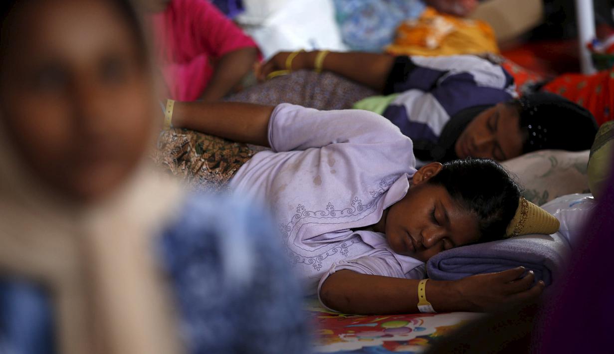 Sejumlah pengungsi etnis Rohingya beristirahat di tempat penampungan, Kuala Langsa, Aceh (25/5/2015). Pemerinta RI mengalokasikan bantuan sebesar Rp 2,3 Miliar untuk pengungsi Rohingya yang berada di Aceh. (Reuters/Darren Whiteside)