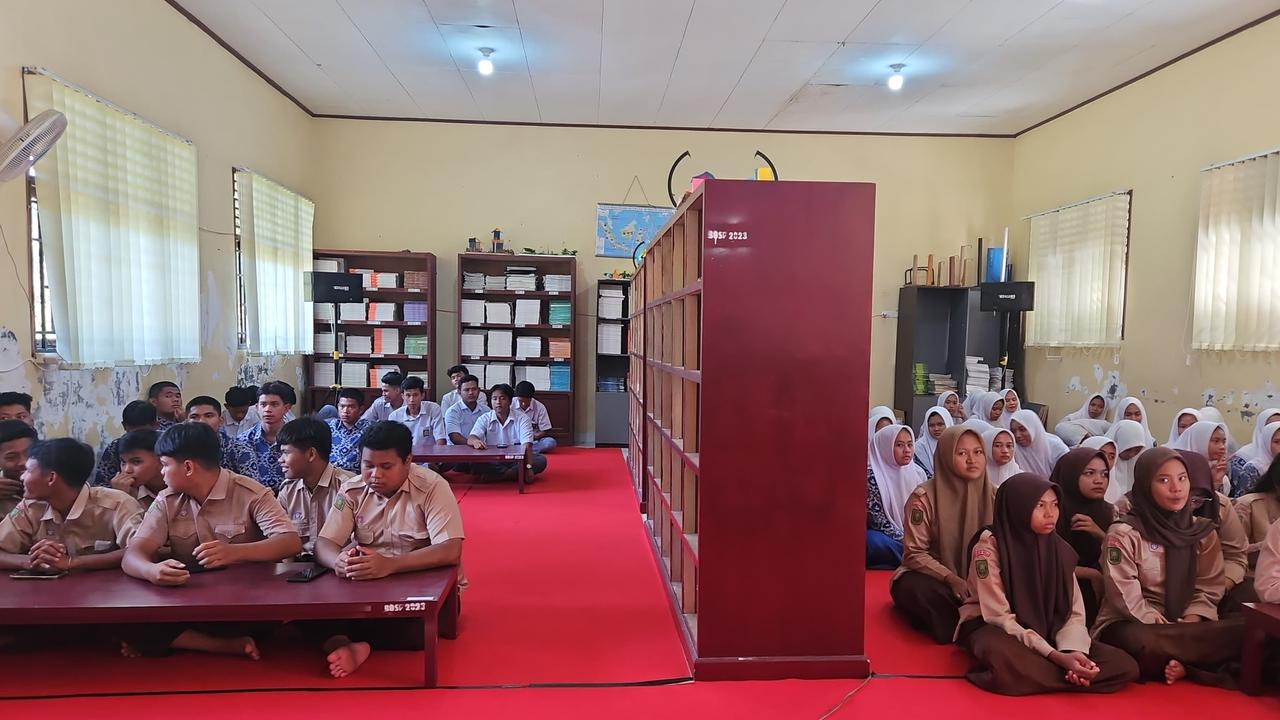 Puluhan siswa pemilih pemula di Rokan Hulu mengikuti sosialisasi Pilkada 2024.