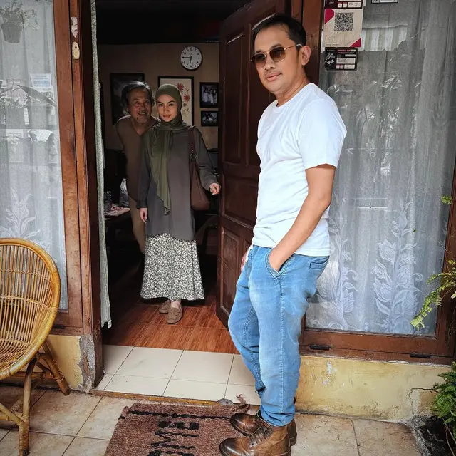 Ariel Tatum dan Hanung Bramantyo di lokasi syuting film La Tahzan. (Foto: Dok. Instagram @hanungbramantyo)