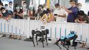 Para pengunjung berinteraksi dengan dua robot berkaki empat di area ekshibisi robot layanan dalam Pameran Perdagangan Jasa Internasional China (CIFTIS) 2020 di Beijing, ibu kota China, pada 7 September 2020. CIFTIS digelar pada 4-9 September di Beijing. (Xinhua/Cai Yang)