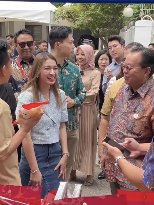 Untuk tampilan kasual, Selvi mengenakan atasan crop top model blazer warna baby blue, dipadukan rok denimnya.  @indonesiainseoul/@gandisulis