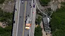 Pandangan udara bus yang terbalik akibat jatuh dari sebuah jembatan di utara Provinsi Salta, Argentina, Senin (14/12). Sedikitnya 42 polisi tewas dan lainnya terluka ketika bus yang mereka tumpangi jatuh ke dalam jurang. (REUTERS/Javier Corbalan)