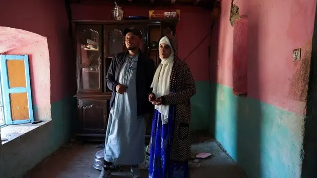 Mohammed Boudad berdiri bersama istrinya, Habiba Ajdir