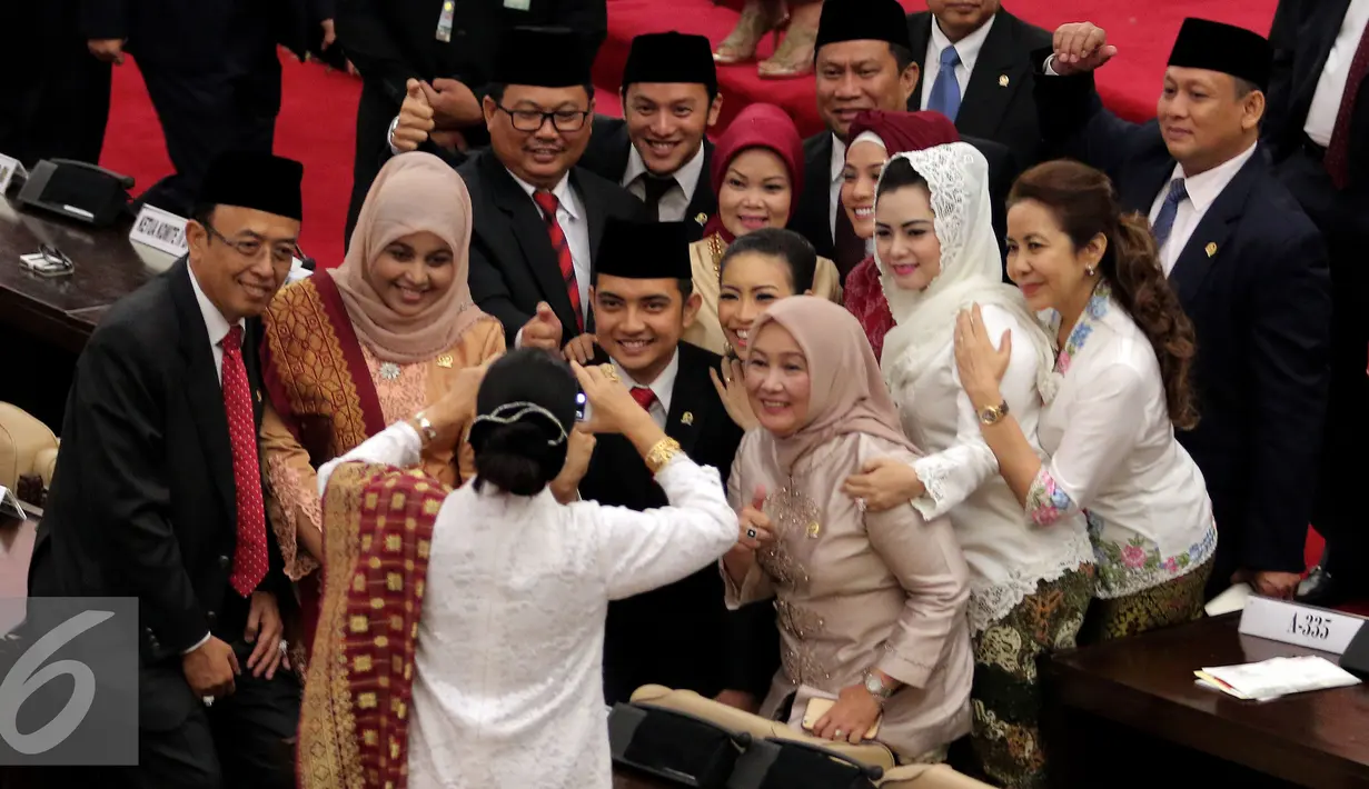 Sejumlah peserta sidang  melakukan foto bersama usai sidang tahunan MPR RI, DPR RI dan DPD RI tahun 2016 di Kompleks Parlemen, Senayan, Selasa (16/8). Sidang tersebut beragendakan penyampaian pidato kenegaraan Presiden Jokowi. (Liputan6.com/Johan Tallo)