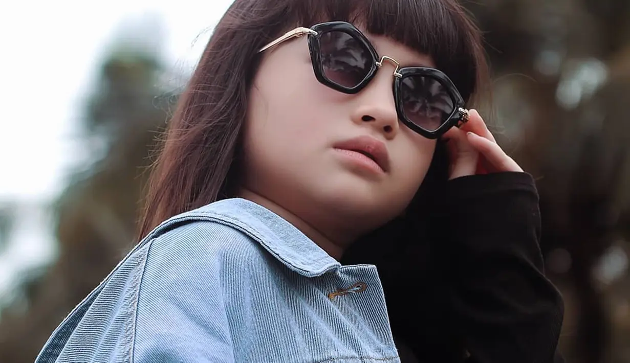Pose menawan dari Graciella Abigail dengan memegang gagang kacamata menjadi bukti pemeran Raya Putus ini memang selalu ekspresif. Potret kece Graciella Abigail banjir pujian dari netizen yang menyebutnya kian menggemaskan. (Liputan6.com/IG/@graciellaabigail)