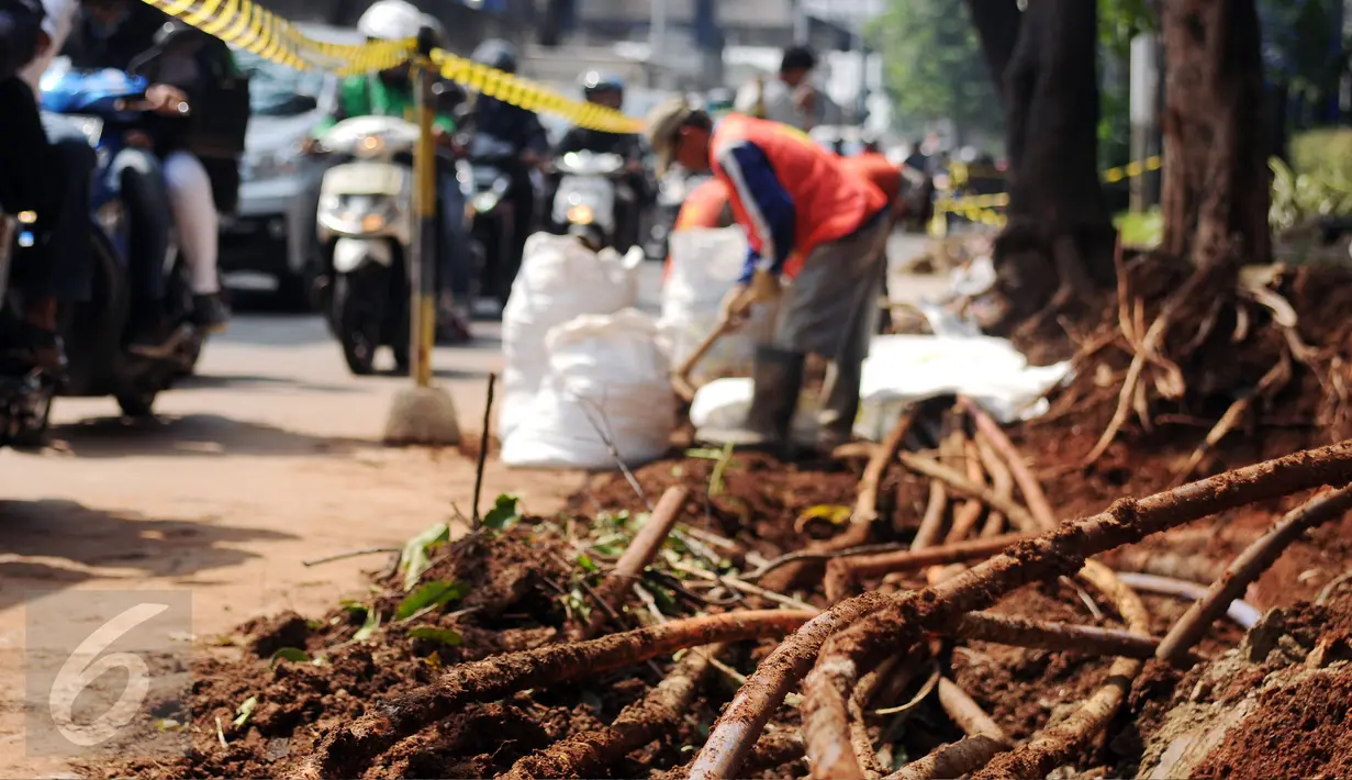 Pekerja melakukan pengerjaan peningkatan dan pelebaran jalan serta saluran di Jalan TB Simatupang Jakarta, Kamis (1/9). Tampak, kesemrawutan instalasi kabel jaringan bawah tanah di ruang utilitas Jalan TB Simatupang. (Liputan6.com/Helmi Fithriansyah)
