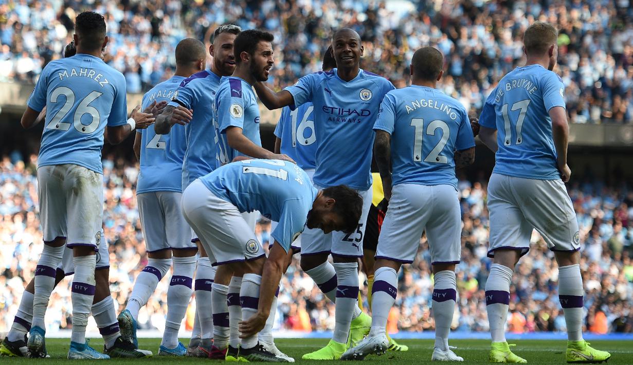 Para pemain Manchester City merayakan gol yang dicetak Bernardo Silva ke gawang Watford pada laga Premier League di Stadion Etihad, Manchester, Sabtu (21/9). City menang 8-0 dari Watford. (AFP/Oli Scarff)