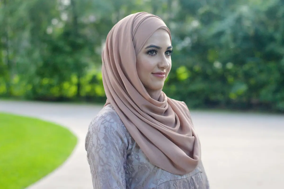 Tren Hijab: 3 Tips Agar Nggak Kepanasan Meski Pakai Hijab
