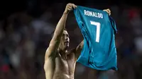 Bintang Real Madrid, Cristiano Ronaldo, merayakan gol ke gawang Barcelona pada laga Piala Super di Stadion Camp Nou, Barcelona, Senin (13/8/2017). CR 7 mengakhiri kebersamaan sembilan tahun bersama Madrid untuk hijrah ke Juventus. (AFP/Stringer)