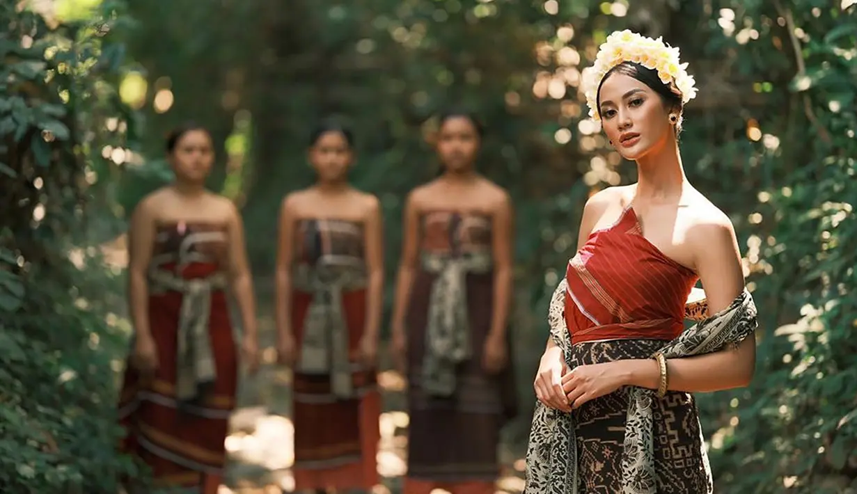 Karya desainer ternama pun kerap ia kenakan dalam pemotretan. Ia pun selalu tampil maksimal. Tidak heran bila kolom komentar Instagramnya pun kerap dibanjiri pujian. Pujian itu pun datang dari para penggemar dan sahabatnya. (Liputan6.com/IG/@ayumaulida97)