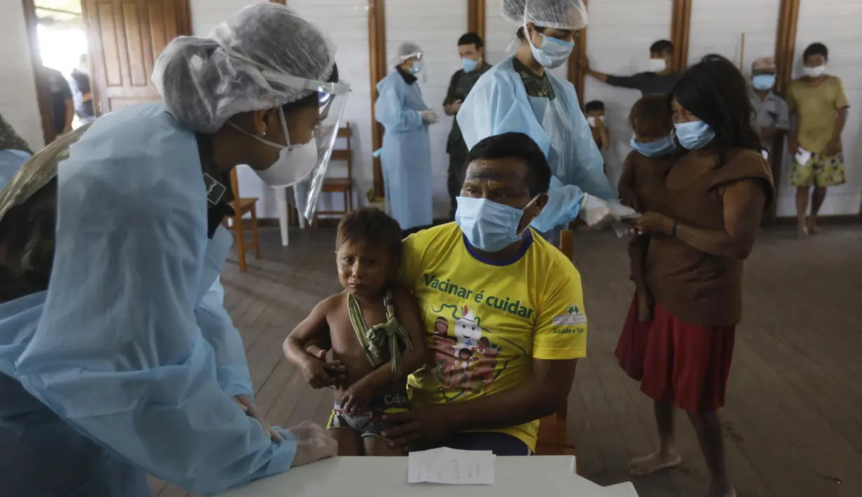 Pekerja medis melakukan pemeriksaan kesehatan terhadap masyarakat pribumi di Negara Bagian Roraima, Brasil (30/6/2020). Tim medis militer Brasil menyediakan perawatan medis bagi masyarakat pribumi mulai 30 Juni hingga 5 Juli, termasuk tes COVID-19. (Xinhua/Lucio Tavora)