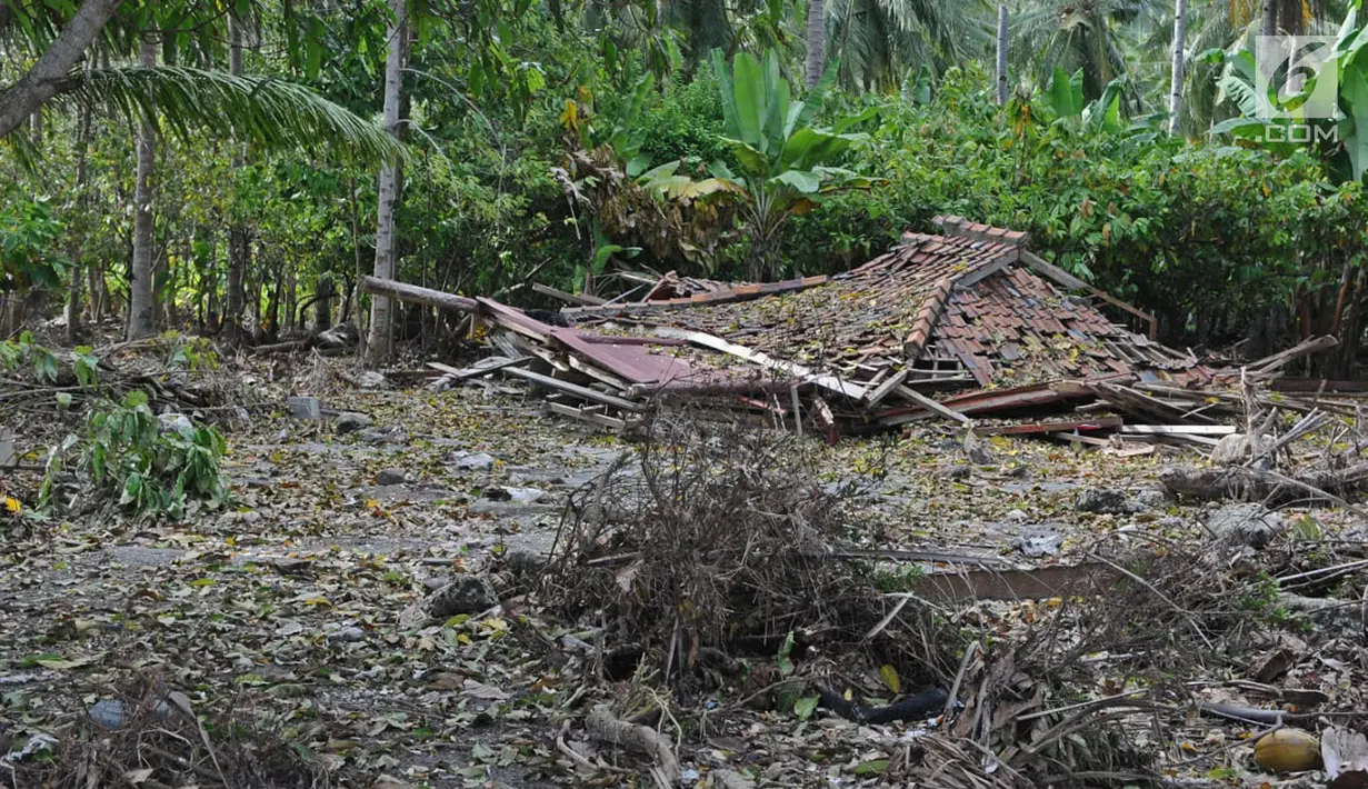 Sebuah rumah warga ambruk pasca gelombang Tsunami Selat Sunda di Dusun Tiga Regahan Lada, Pulau Sebesi, Lampung Selatan, Minggu (30/12). Sebagian warga mengungsi ke Kalianda. (Liputan6.com/Herman Zakharia)