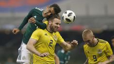 Duel pemain Meksiko, Rafael Marquez (kiri) dengan pemain Skotlandia, Stephen O'Donnell (tengah) pada laga uji coba di Azteca Stadium, Meksiko City, (2/6/2018). Meksiko menang 1-0. (AP/Rebecca Blackwell)
