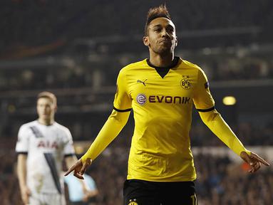 Penyerang Dortmund, Pierre-Emerick Aubameyang, merayakan gol ke gawang Tottenham pada leg kedua babak 16 besar Liga Europa di Stadion White Hart Lane, Inggris, Jumat (18/3/2016) dini hari WIB. Dortmund lolos dengan agregat 5-1. (Reuters/John Sibley)
