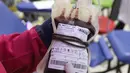 Petugas PMI menunjukan kantong darah di PMI Kota Tangerang, Sabtu (12/3/2022). PMI Kota Tangerang terus berupaya melakukan kegiatan donor darah, untuk memenuhi stok yang saat ini masih belum stabil menjelang bulan puasa atau Ramadhan . (Liputan6.com/Angga Yuniar)