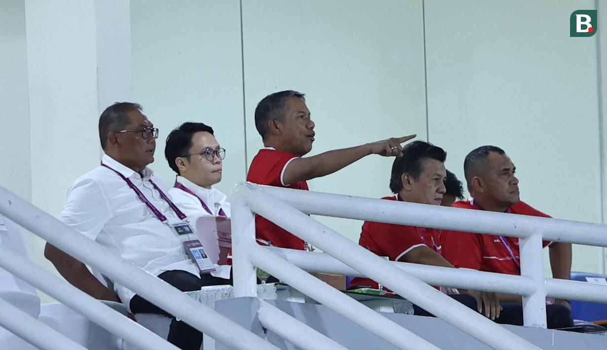 Sekjen PSSI, Yunus Nusi (tengah) dan Exco PSSI, Sumardji terlihat menonton laga Grup A Piala AFF U-17 2026 antara Timnas Indonesia U-17 melawan Vietnam di Stadion Gelora Delta Sidoarjo, Sidoarjo, Jawa Timur, Minggu (19/04/2026). (Bola.com/M Iqbal Ichsan)