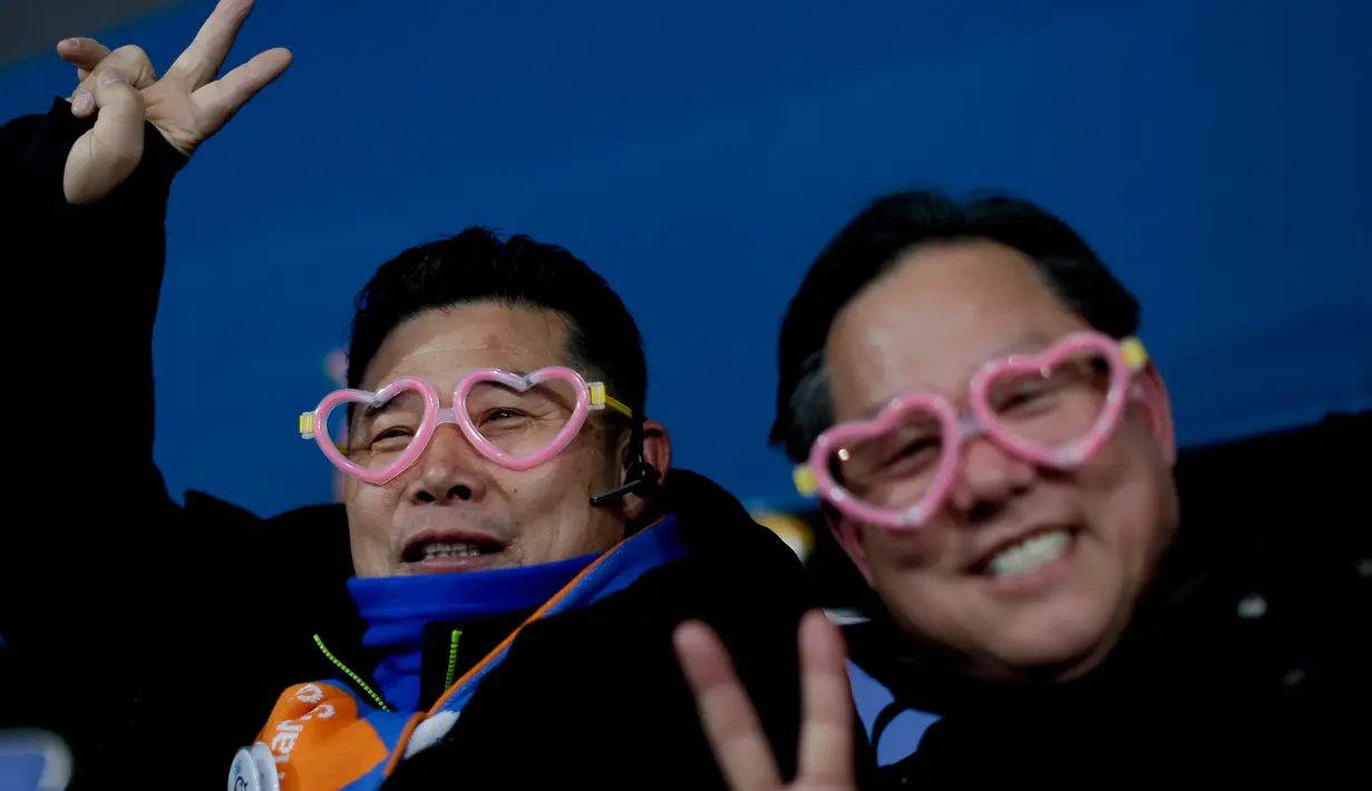 Penonton mengenakan kacamata unik saat menyaksikan cabang curling antara Rusia dan Swiss pada Olimpiade Musim Dingin 2018 di Gangneung, Korea Selatan, Senin (12/2). Olimpiade PyeongChang berlangsung hingga 25 Februari mendatang. (AP/Natacha Pisarenko)