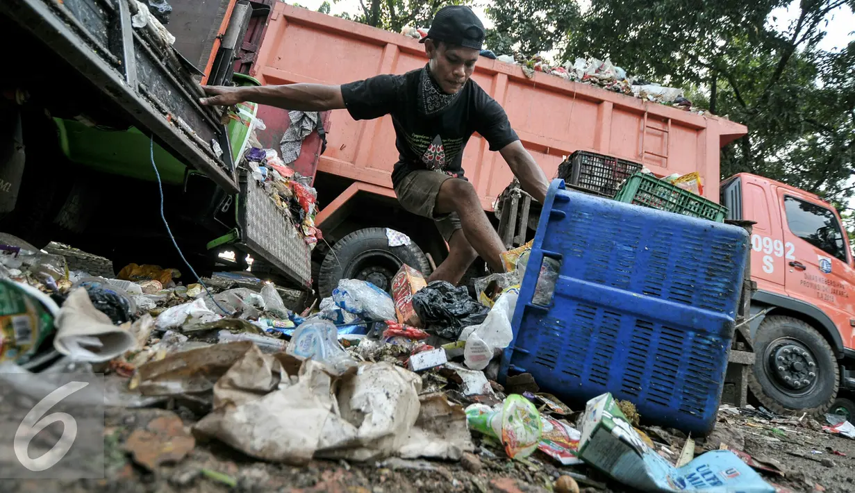 Pekerja membersihkan sampah yang tercecer saat dipindahkan, Jakarta, Senin (11/7). Pasca libur Lebaran, volume sampah di Kecamatan Jagakarsa diperkirakan mencapai 200 ton. (Liputan6.com/Yoppy Renato)