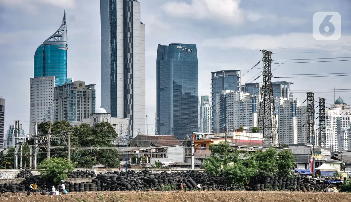 Gedung bertingkat terlihat di kawasan Petamburan, Jakarta, Selasa (23/11/2021). Kenaikan pendapatan negara dari sebesar Rp1.277 triliun pada 2020 menjadi sebesar Rp1.510 triliun pada 2021. (merdeka.com/Iqbal S. Nugroho)