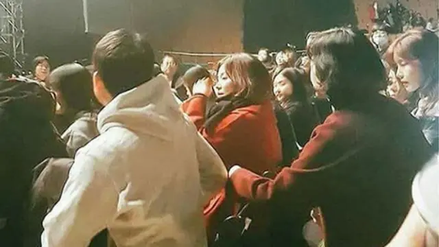 [Bintang] Kemesraan Song Joong Ki dan Song Hye Kyo di Konser IU