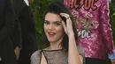 Di Met Gala 2017 ini Kendall memang hadir seorang diri, namun ia bertemu dengan seorang pria yang selama ini diduga sebagai kekasih hatinya, yakni ASAP Rocky. Pertemuan keduanya begitu terlihat intim di karpet merah. (AFP/Bintang.com)